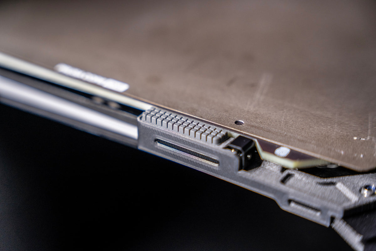 Integrated nozzle wiper for cleaner print starts